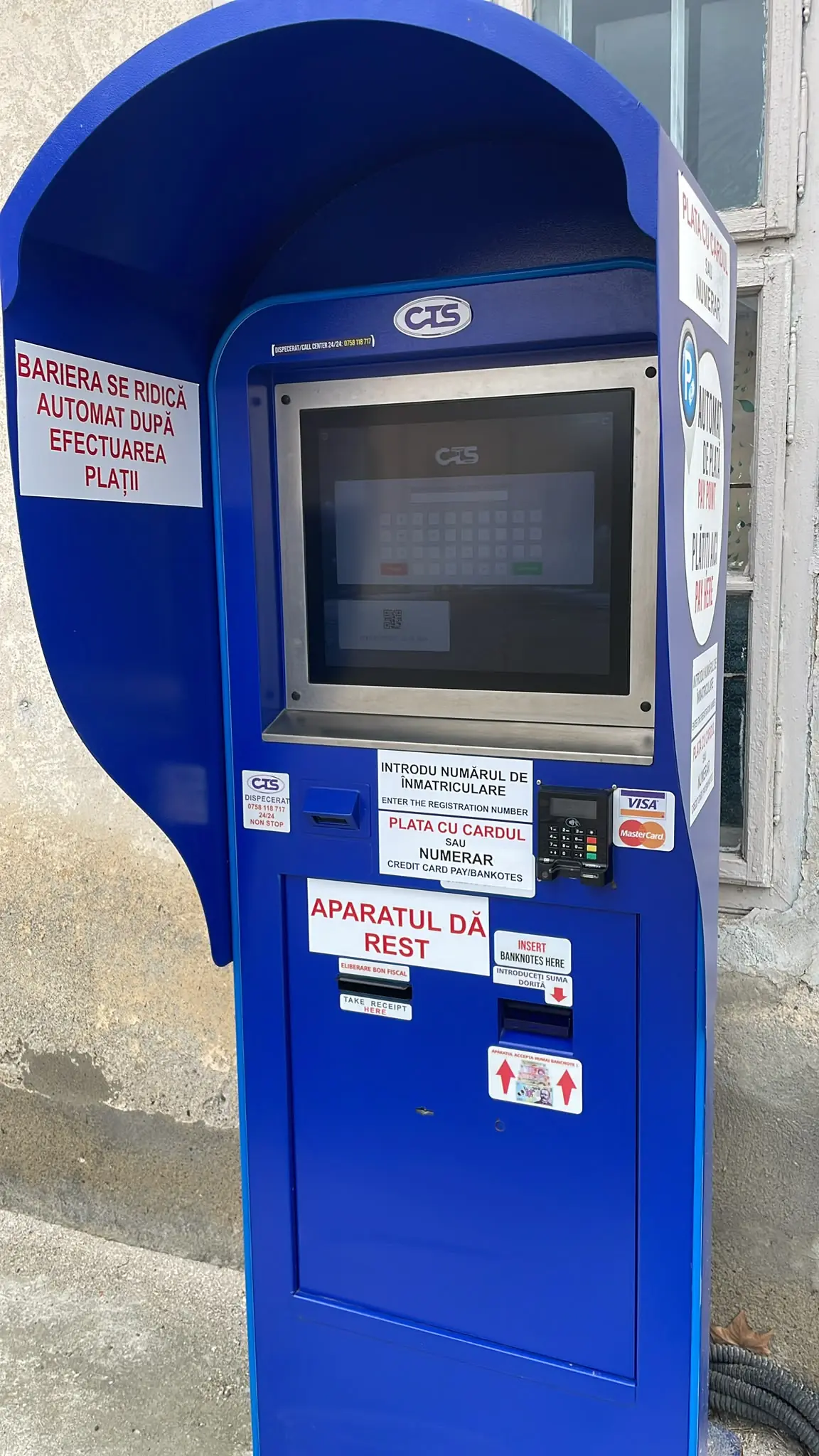 Automatul de plată Stanca Park: ecran pentru numărul de înmatriculare, cititor de card și telefon, plată cash cu rest