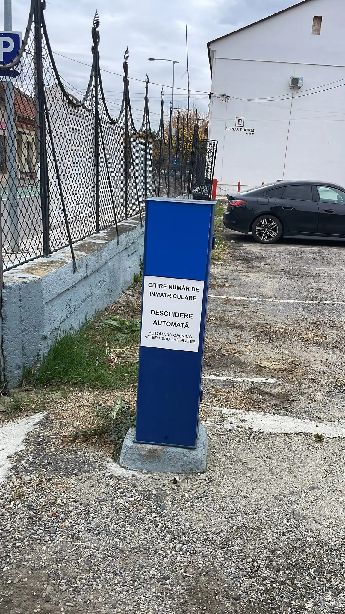 Stâlpul de la intrare care citește numărul de înmatriculare și deschide bariera automat