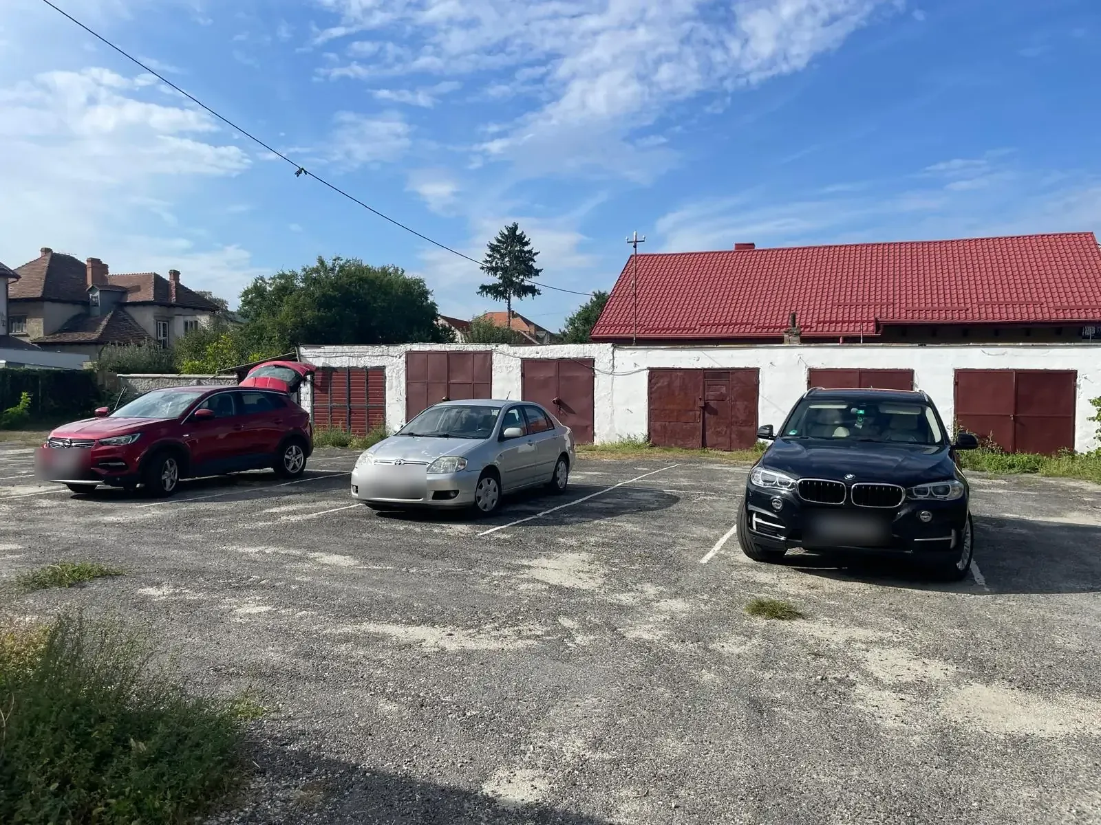 Mașini parcate pe locurile marcate din parcarea Stanca Park