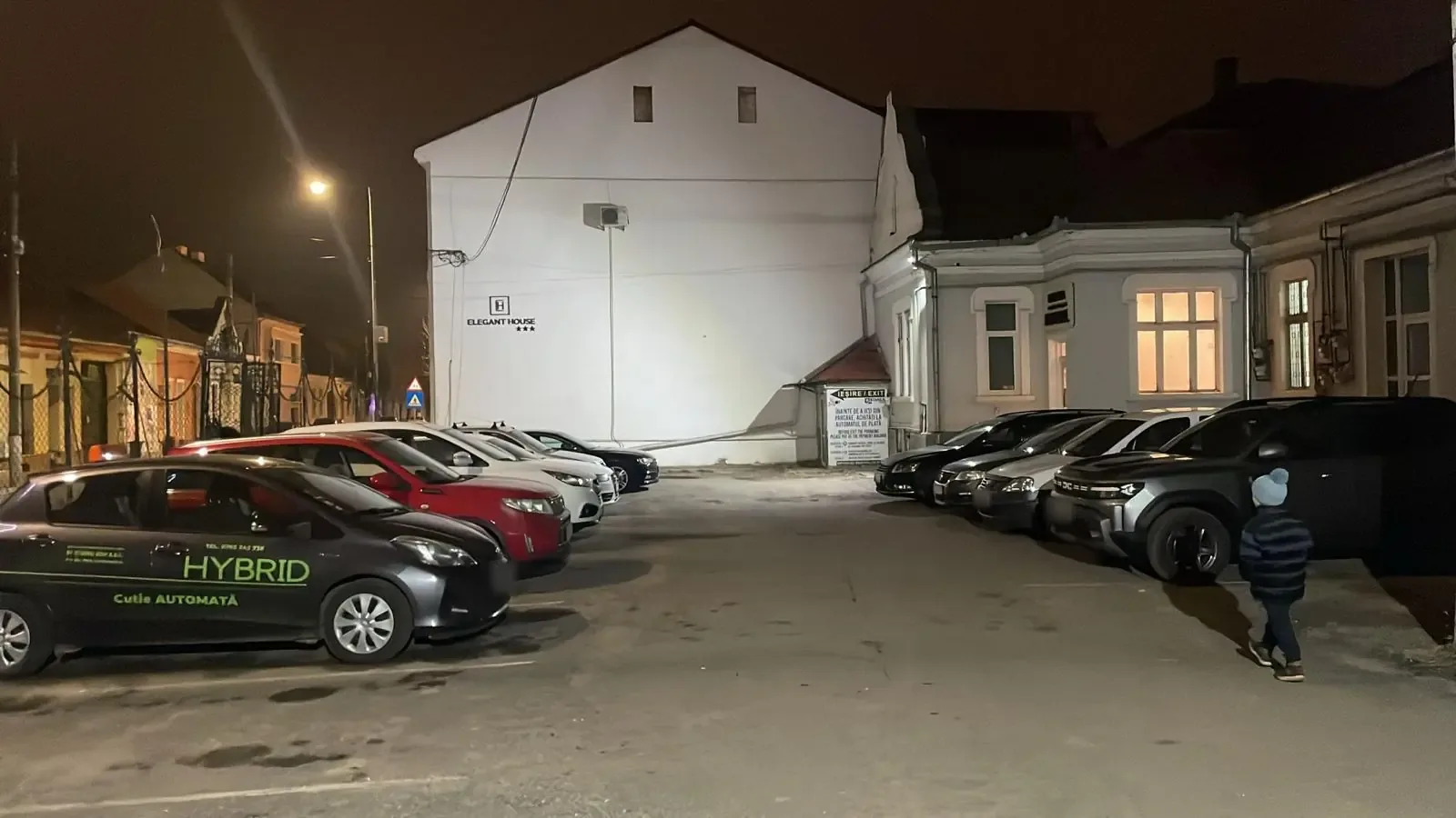 Parcarea Stanca Park din Făgăraș noaptea, iluminată, cu mașini parcate